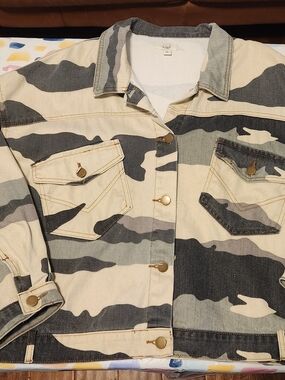 Women’s Oversized Camouflage Denim Jacket - Cream & Gray